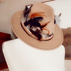 ennis “inspired” feathered felt hat 🖤